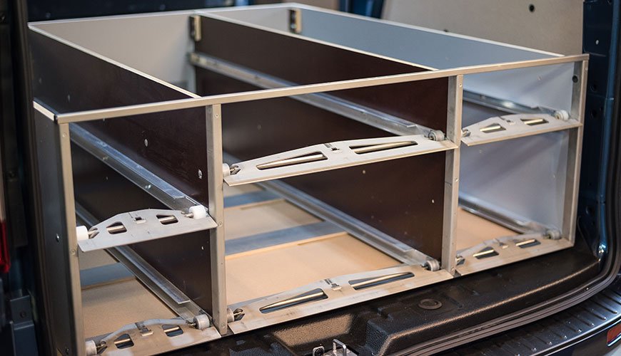 Zelf bedrijfswagen inrichten of bestelbus inrichten Wil je de laadruimte van je bedrijfswagen zo optimaal mogelijk benutten? Dit kan met het ladesysteem van Beks Bedrijfswageninrichtingen.