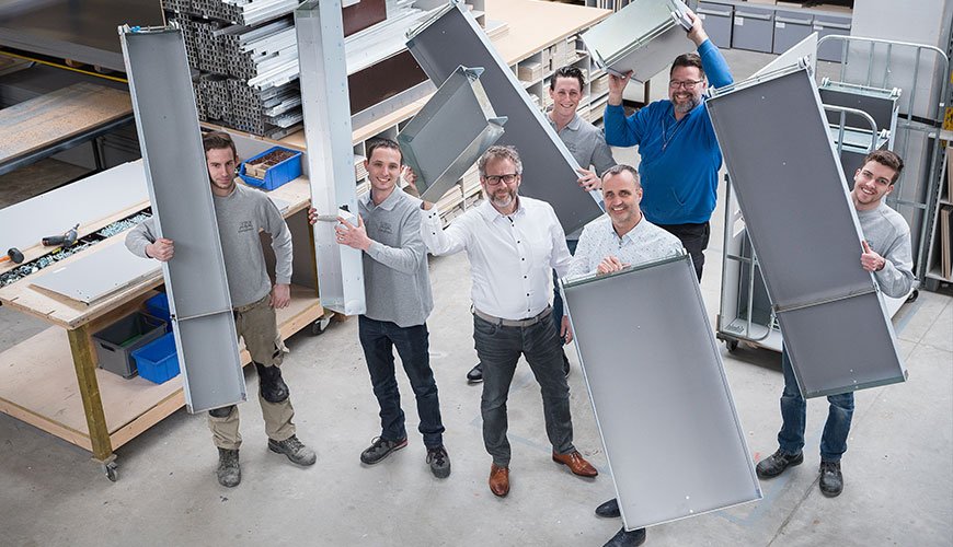 Je kunt ook zelf je bedrijfswagen online inrichten door geheel vrijblijvend gebruik te maken van onze Wizard. Daarmee kun je zelf je bedrijfswagen inrichten of bestelbus inrichten. Bestelbus inrichten of bedrijfswagen inrichten